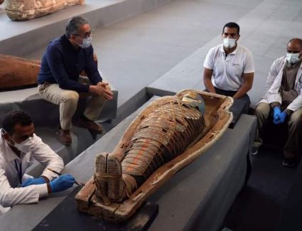 كشف أثري جديد بمنطقة سقارة.. 100 تابوتا خشبيا مغلقا بحالتهم الأولي داخل آبار للدفن 