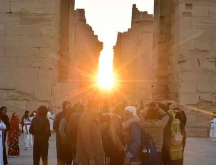  إيذانًًا ببدء فصل الشتاء.. تعامد الشمس على قدس الأقداس بمعبد الكرنك