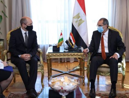 وزير الإتصالات يبحث مع سفير المجر التعاون في مجالات الذكاء الاصطناعي وعلوم البيانات 