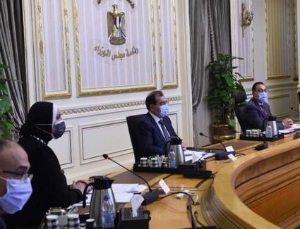 مدبولي يتابع تنفيذي مشروع إقامة محطات تموين السيارات بالغاز الطبيعي