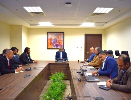 نائب وزير الإسكان يبحث أوجه التعاون مع مسئولي إحدى شركات القطاع الخاص المهتمة بتوطين صناعة مضخات مياه الشرب