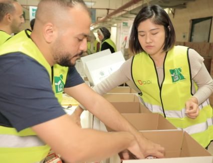 تعاون بين موظفي دي دي مصر و مصر الخير في تعبئة وتغليف المساعدات الإنسانية للأسر الأولي بالرعايا