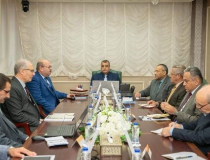 وزير الإنتاج الحربي  يناقش المشاريع البحثية الجديدة مع رؤساء الشركات التابعة