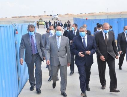 وزير الطيران المدنى يتفقد أعمال مشروع توسعة مطــار سفنكس الدولى