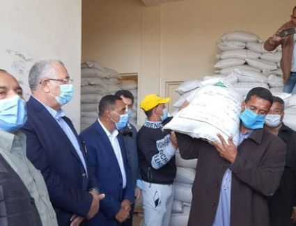 "القصير" يوزع 140 طن تقاوي شعير مجانا على مزارعي مطروح لزراعة المناطق المطرية