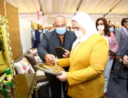 وزيرة التضامن: معرض الأثاث الدمياطي يشجع الأيدي العاملة المصرية.. وأعد الأسر المنتجة بمزيد من الدعم