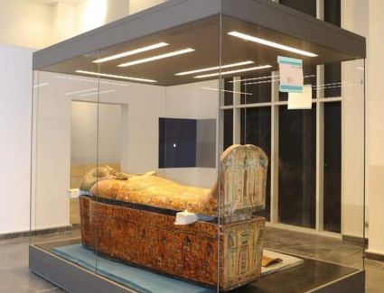 الانتهاء من وضع مومياوات كهنة "آمون" داخل فتارين ضمن سيناريو العرض المتحفي بالعاصمة الإدارية 