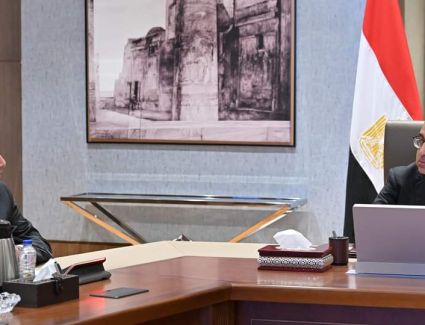 رئيس الوزراء يستعرض مع وزير الطيران إجراءات مشروع استغلال المنطقة الاستثمارية بمطار شرم الشيخ