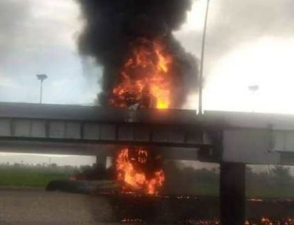 تفحم جثتي في انفجار سيارة نقل محملة بمواد بترولية بأسيوط