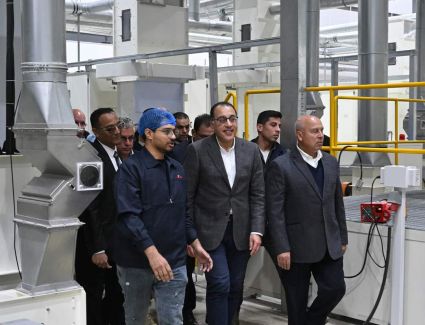 خلال جولته باقتصادية قناة السويس.. رئيس الوزراء يتفقد شركة «يان جيانغ ايجيبت» المحدودة للمنتجات