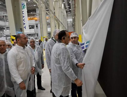 رئيس الوزراء يتفقد مصنع «حياة إيجيبت» للمنتجات الصحية