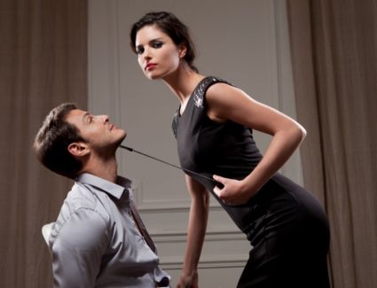 على طريقة الأفلام الأمريكية.. زوجة تستغل تقييد زوجها خلال لعبة جنسية وتقتله بأوسيم