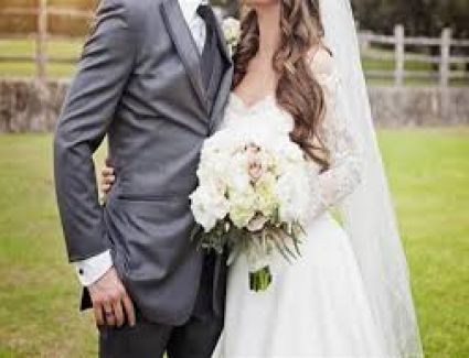 دفن جثمان عروسين لقيا مصرعهما في يوم الصباحية بالخصوص