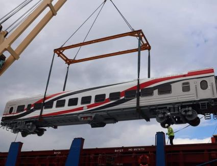 وزير النقل يعلن وصول دفعة جديدة من عربات ركاب السكك الحديدية 