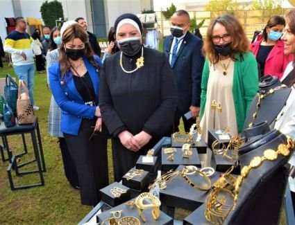 وزيرة التجارة والصناعة تفتتح معرض "صنع في مصر" بمتحف القوات الجوية