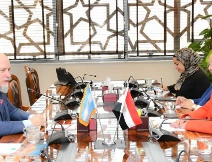 وزيرة البيئة تبحث مع السفير الأرجنتيني بالقاهرة التعاون المشترك في تعزيز فرص الاستثمار البيئي والمناخي