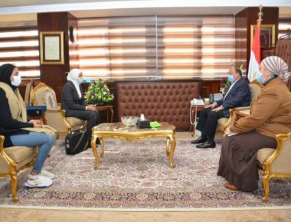 وزير التنمية المحلية يلتقى فتاة قنا صاحبة مبادرة " درع التسامح .. صعيد بلا ثأر "  