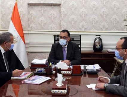 مدبولى في اجتماع مع وزير التموين: الرئيس وجه بتأمين مخزون استراتيجى من السلع