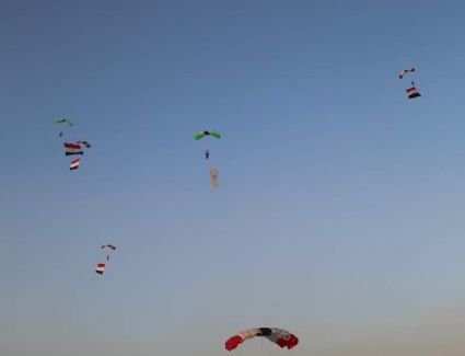 وزراء الرياضة والسياحة والطيران يشهدون عرض قفز بالمظلات بسفح الأهرامات