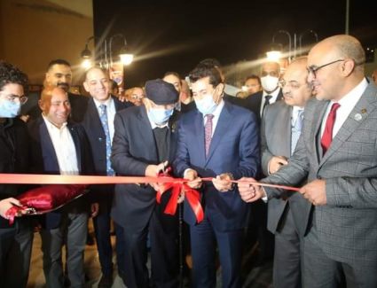 وزير الرياضة يفتتح مجمع حمامات السباحة بفرع نادي الزهور بالتجمع الخامس