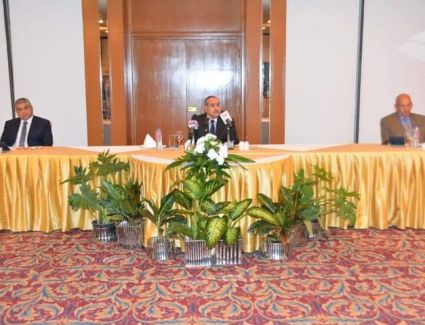 وزير الطيران المدنى يتفقد مشروع المشاية  الكهربائية بمطار القاهرة