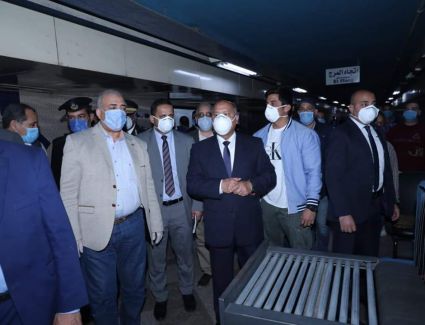 وزير النقل يتفقد محطة الشهداء ومركز التحكم بالمترو لمتابعة حركة تشغيل القطارات