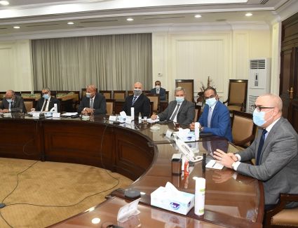 وزير الإسكان يستعرض الحلول غير التقليدية لرفع مستوى خدمتى المياه والصرف الصحى بالريف