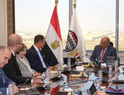  وزير قطاع الأعمال العام يبحث مع «ريتر» السويسرية موقف التوريد والتشغيل للماكينات الحديثة بمصانع الغزل والنسيج الجديدة