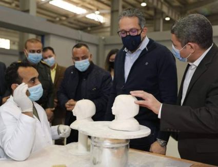 وزير السياحة يتفقد مصنع المستنسخات الأثرية  تمهيدا لافتتاحه في 2021