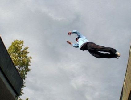 شاب يلقي بنفسه من الطابق السادس عقب انتحار زوجته بالجيزة