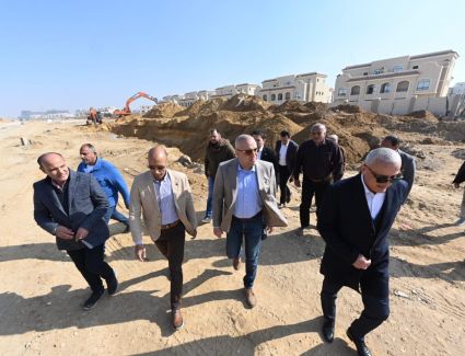 وزير الإسكان يتفقد مشروعات تطوير ورفع كفاءة محاور الطرق بمدينة القاهرة الجديدة
