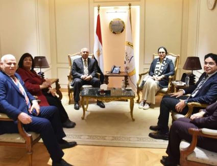 وزير النقل يستعرض الخطط والمشروعات في مجالات الطرق والكباري والسكك الحديدية والجر الكهربائي والنقل البحري بدمياط