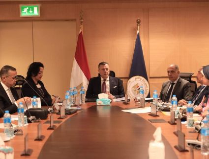 وزير السياحة والآثار يعقد اجتماعاً موسعاً لمناقشة سبل تطوير منتج السياحة النيلية في مصر