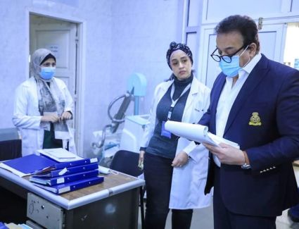 وزير الصحة يتفقد مستشفى الشروق المركزي ويوجه باحالة مدير المستشفى للتحقيق