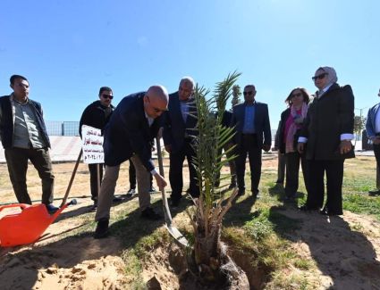 وزير الإسكان ومحافظ الوادي الجديد يتفقدان حديقة 30 يونيو الترفيهية بمدينة الخارجة