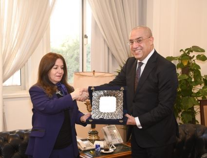 وزير الإسكان خلال لقائه نظيرته العراقية: بدأنا في تنفيذ 15 مدينة جديدة وننقف 9.5 مليار جنيه شهريًا