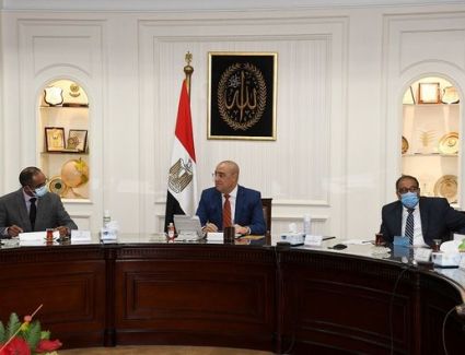 وزير الإسكان يتابع توصيل خدمات الصرف الصحى للمناطق الريفية ضمن مبادرة "حياة كريمة"