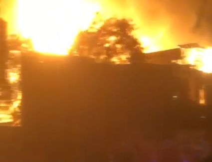 حريق استوديو الأهرام.. فصل التيار الكهربائي عن موقع نشوب الحريق بالجيزة والدفع بـ18 سيارة إطفاء