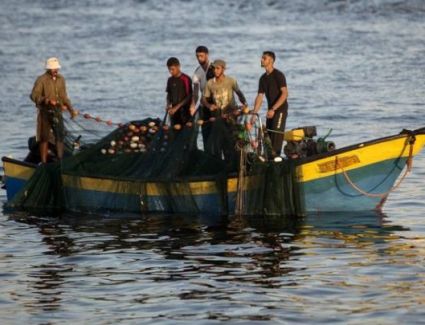 وزارة الخارجية تتابع موقف 17 صيادا مصريا تم توقيفهم من قبل السلطات التونسية