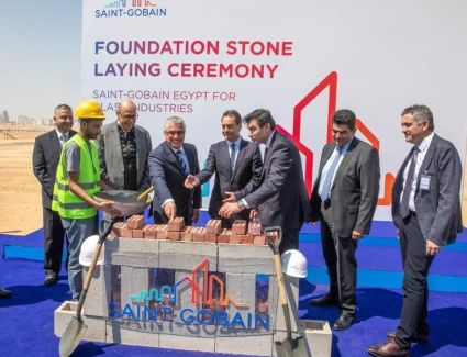 وضع حجر الأساس لمصنع لإنتاج الزجاج ومحطة طاقة شمسية بالمنطقة الصناعية بالسخنة 