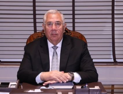 وزير الزراعة يتابع منظومة كارت الفلاح والتحول الرقمي في التقاوي ونقل الأسمدة