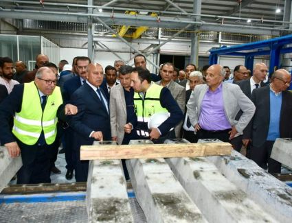 وزير النقل يتفقد مصنع الفلنكات الخرسانية بمنطقة المعصرة