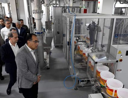 رئيس الوزراء يزور مصنع «يوتن» للدهانات والبويات الصناعية