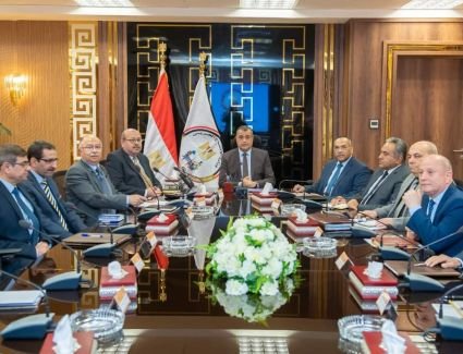 وزير الإنتاج الحربي يبحث سبل تطوير صناعة العدادات