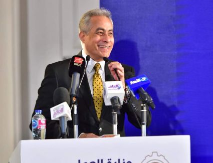 «الجمهورية الجديدة» في عهد السيسي.. «العمل» تُصدر تقريرًا بشأن ملف العمل في 10 سنوات