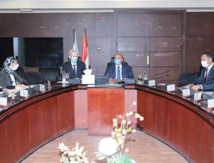 وزير النقل يبحث مع السفير الياباني اعادة تأهيل 35 قطاراً بالاسطول الحالي للخط الثاني للمترو 