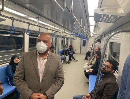  زيارة مفاجئة لوزير النقل لمحطة مترو الشهداء قبل ساعة ونصف من الحظر ويطمئن لعدم وجود تكدسات