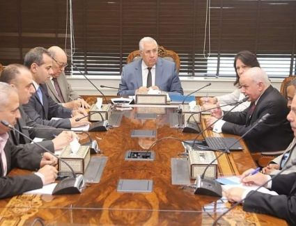 وزير الزراعة يبحث سبل الاستفادة من البحث العلمى فى مكافحة الآفات الزراعية