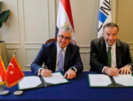 اقتصادية قناة السويس توقع عقد مشروع مجموعة إروغلو DNM التركية بالقنطرة غرب