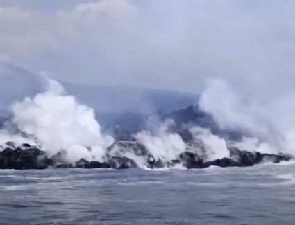 فيديو وصور.. بركان «لا كومبري» في الإكوادور يلقي بحممه في المحيط الهادي